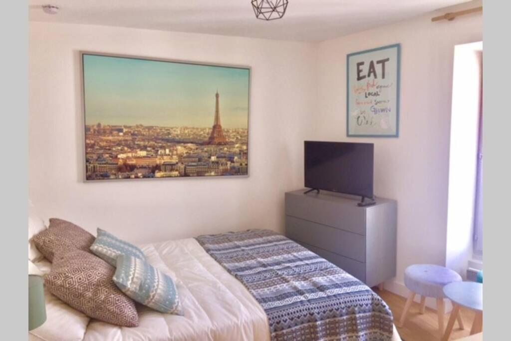French Typical Apartment Paris Exterior photo